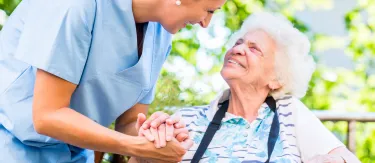 Frau im Rollstuhl erhält Zuspruch