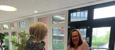 Zwei Frauen im Gespräch