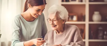 Zwei Personen an einem Tisch