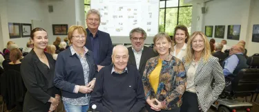 Personengruppe schaut in die Kamera