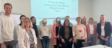 Personengruppe vor einer Projektionswand
