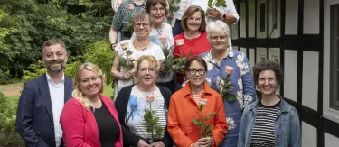 Personengruppe auf einer Freitreppe