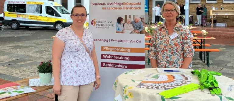 2 Frauen vor Plakat