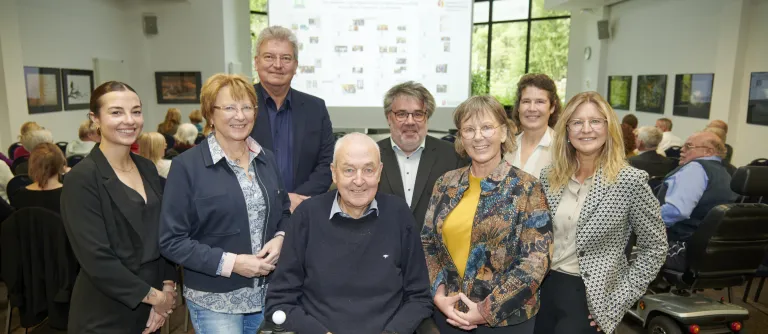 Personengruppe schaut in die Kamera