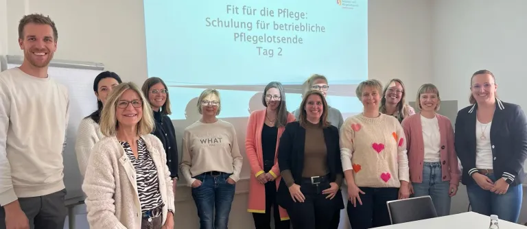 Personengruppe vor einer Projektionswand